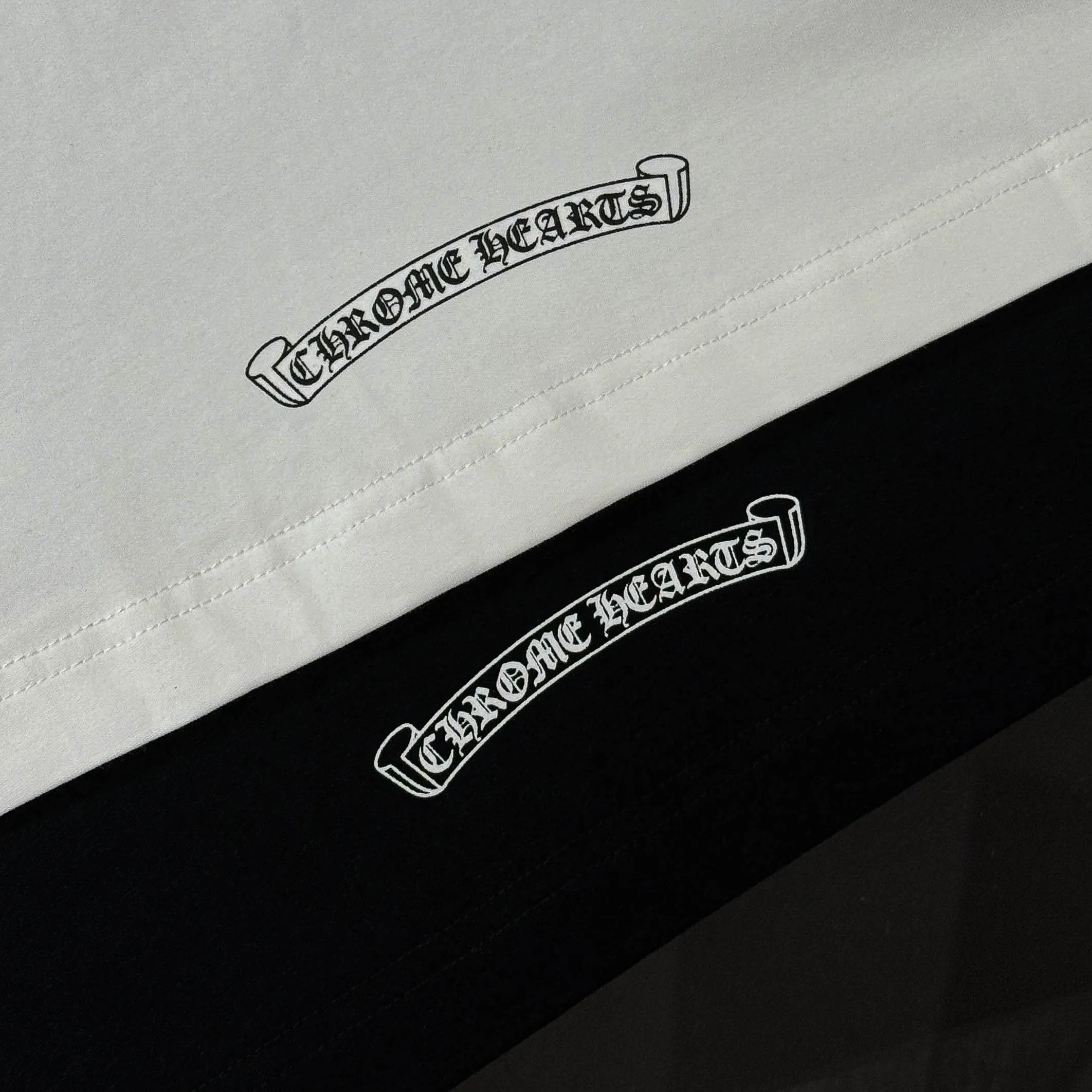 P170 Chrome Hearts Chrome Hearts 25 high-end versions. The fabric is made of 300 grams of high-density pure cotton. It does not deform or shrink. It has three labels. It is the same style for men and women. Technology: Digital printing. Color: White. Black. SIZE: S-XL.
